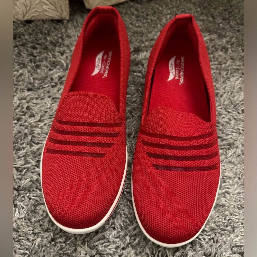 Red cloth, sketchers air cooled arch fit sneakers size 7.5